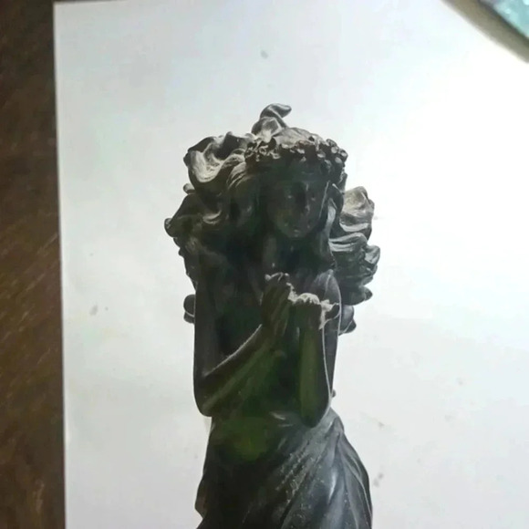 Medium lamp..100 authentic antique ANGEL with WINGS..beautiful lamp. - Picture 5 of 7